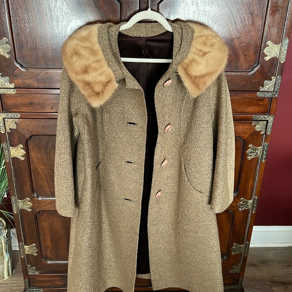 Maurice Reg. Original vintage lined wool coat with fur collar 🧥  1960’s tweed